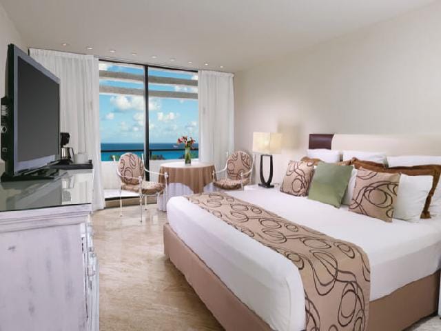 Grand Oasis Hotel Room StudentEscape
