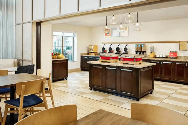 dsinehx-breakfast-area-wideentrance