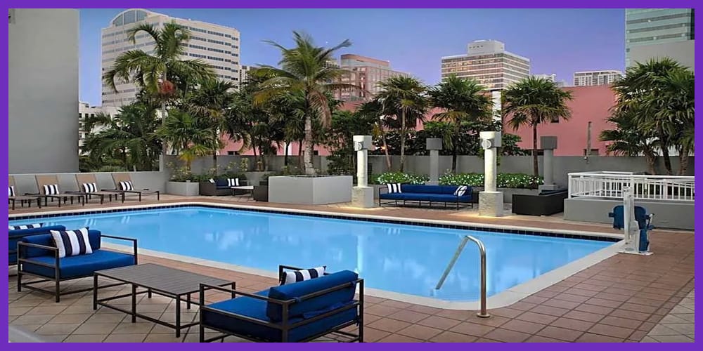 Hampton-Inn-Pool-1000x500-purple-border