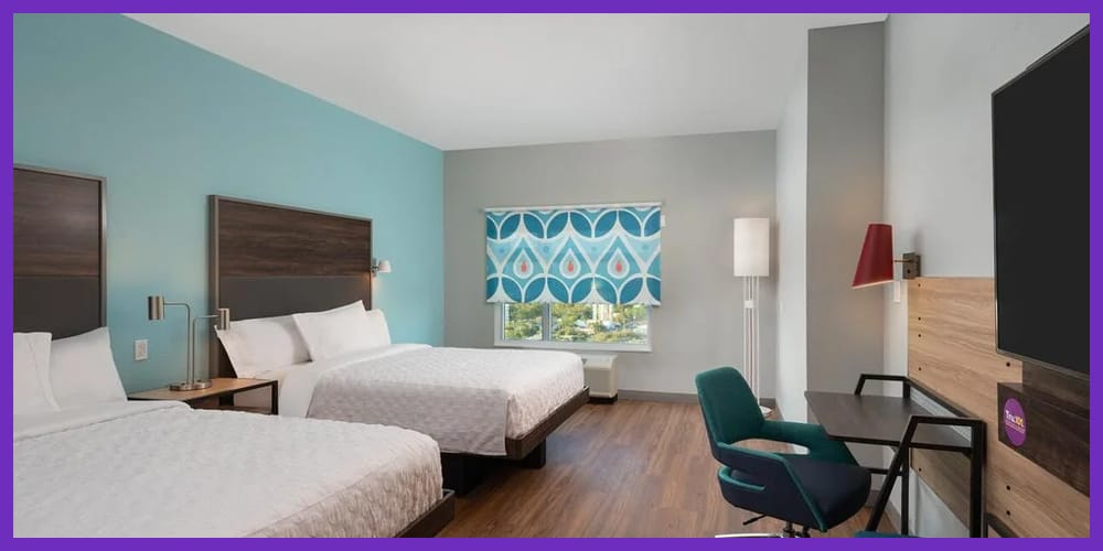 Tru-Fort-Lauderdale-Room-1000x500-purple-border